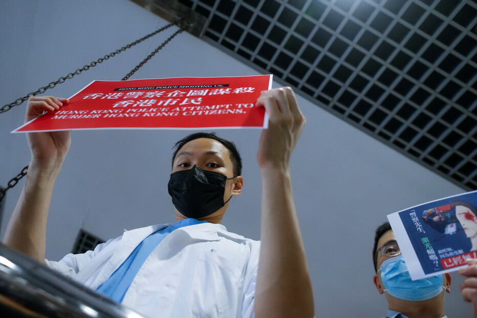 Polícia recorre a gás pimenta para desmobilizar protesto no aeroporto de Hong Kong 