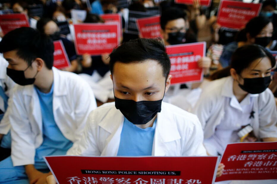 Polícia recorre a gás pimenta para desmobilizar protesto no aeroporto de Hong Kong 