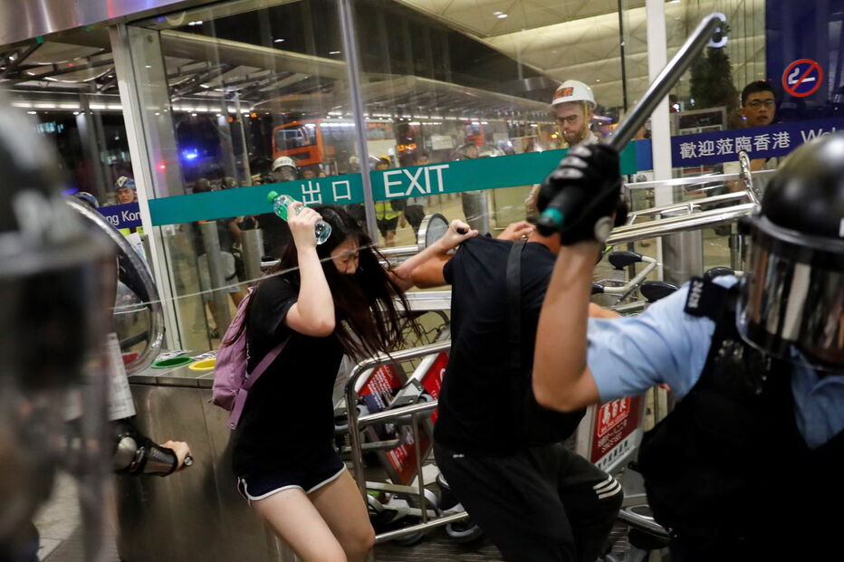 Polícia recorre a gás pimenta para desmobilizar protesto no aeroporto de Hong Kong 
