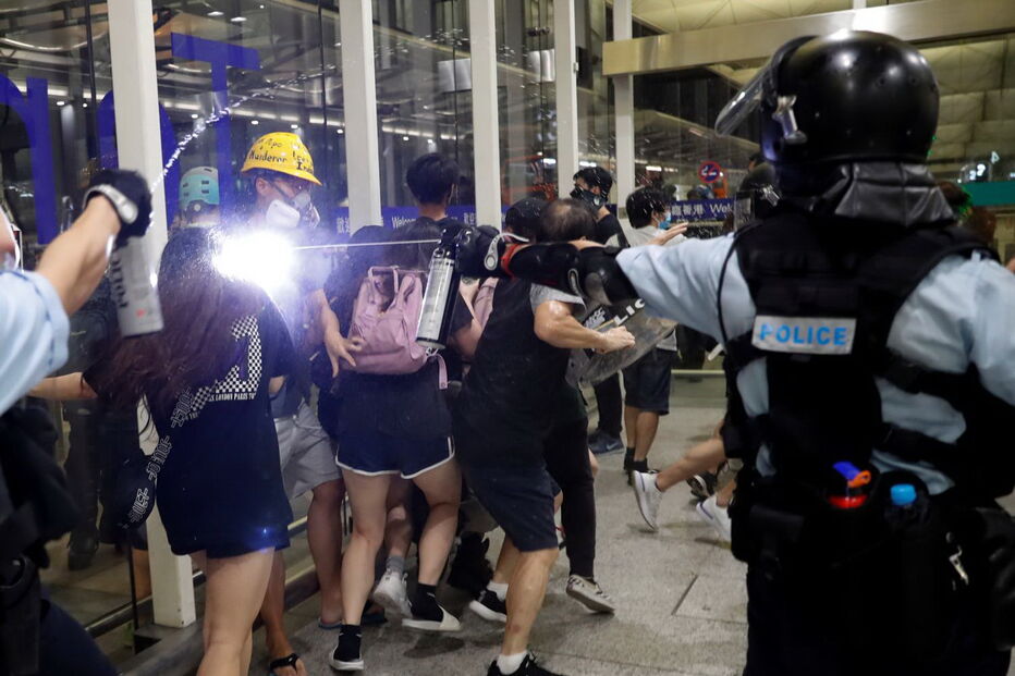Polícia recorre a gás pimenta para desmobilizar protesto no aeroporto de Hong Kong 