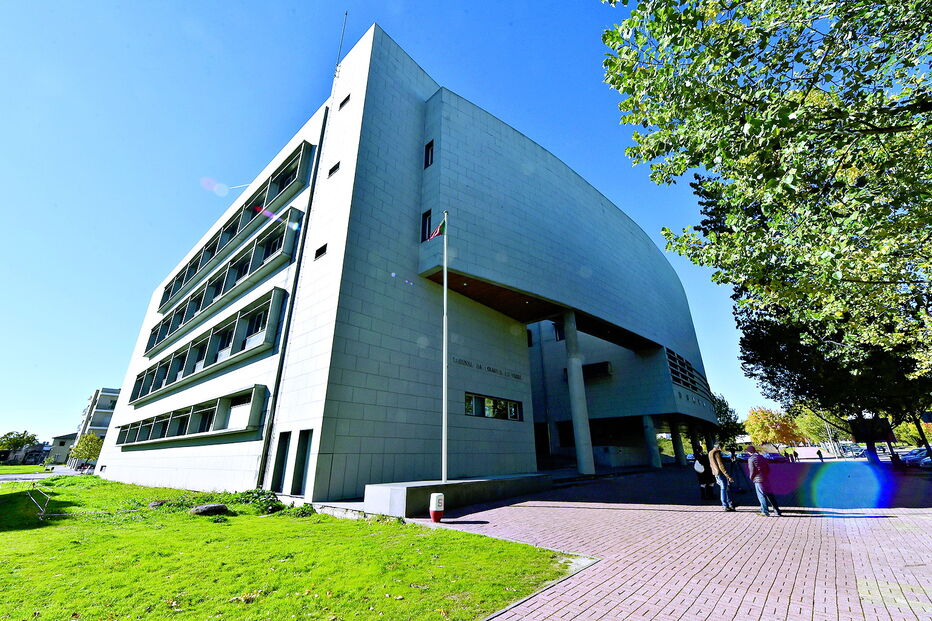 Sequestra, exige sexo oral e ameaça homem com navalha em Santa Comba Dão