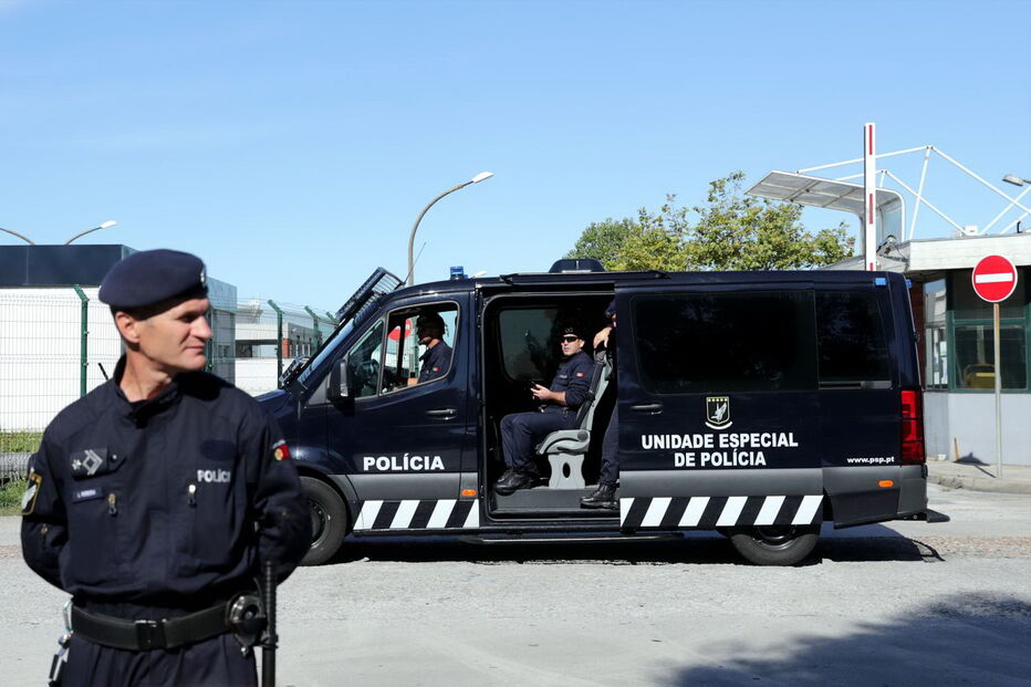Agentes da Unidade Especial de Polícia junto à Petrogal em Matosinhos
