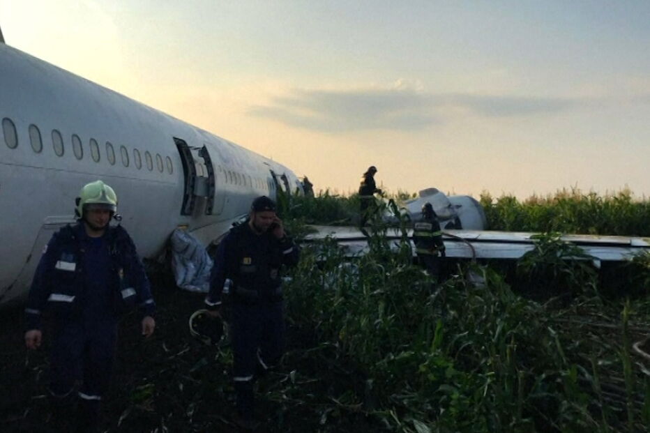 Avião colide com pássaros e provoca 23 feridos após aterragem de emergência na Rússia