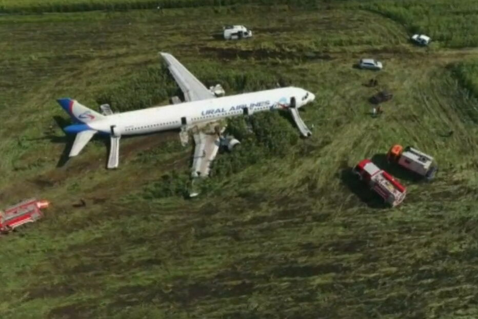 Avião colide com pássaros e provoca 23 feridos após aterragem de emergência na Rússia