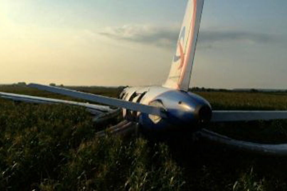 Avião colide com pássaros e provoca 23 feridos após aterragem de emergência na Rússia
