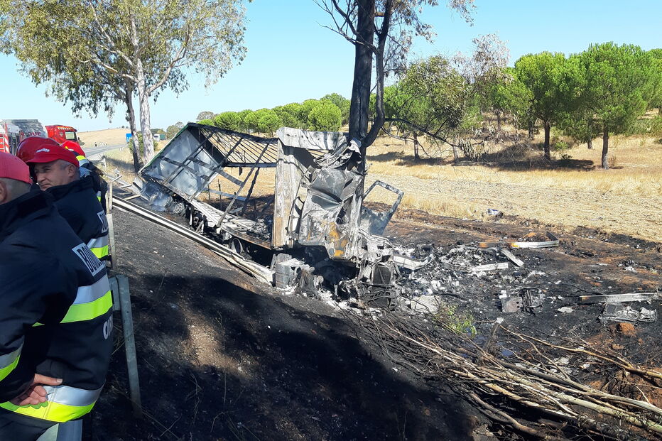 Motorista morre carbonizado após despiste de camião no IC1 em Ourique