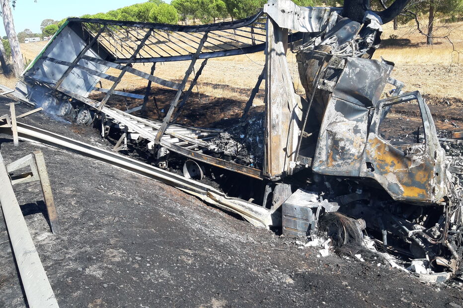 Motorista morre carbonizado após despiste de camião no IC1 em Ourique
