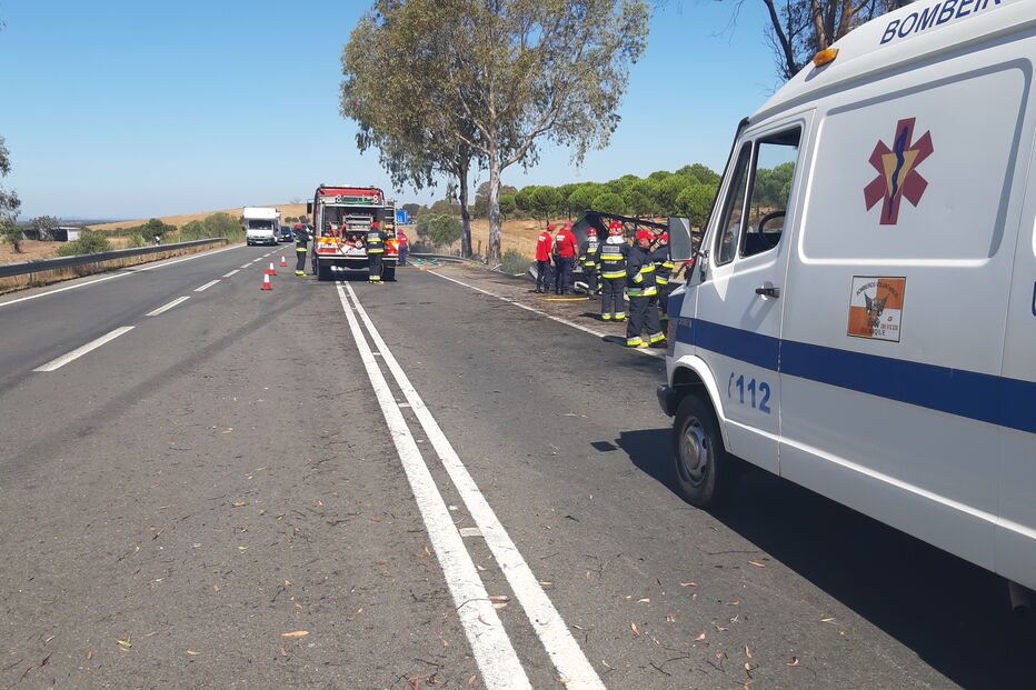 Motorista morre carbonizado após despiste de camião no IC1 em Ourique