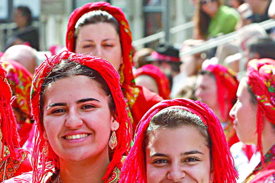 As mordomas envergam o traje vianense de gala e as melhores joias de família 