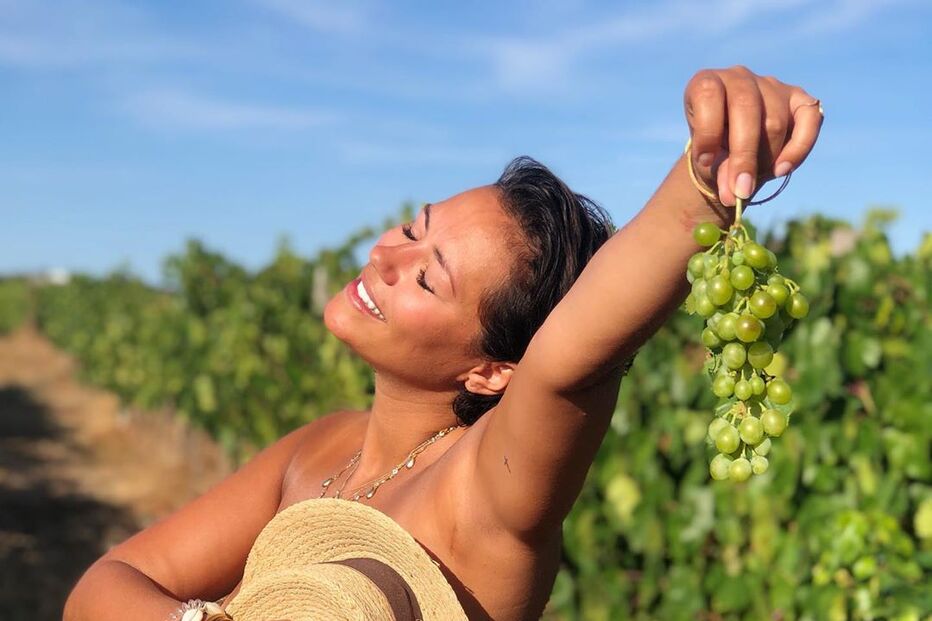 Sofia Ribeiro sensual no meio das vinhas 