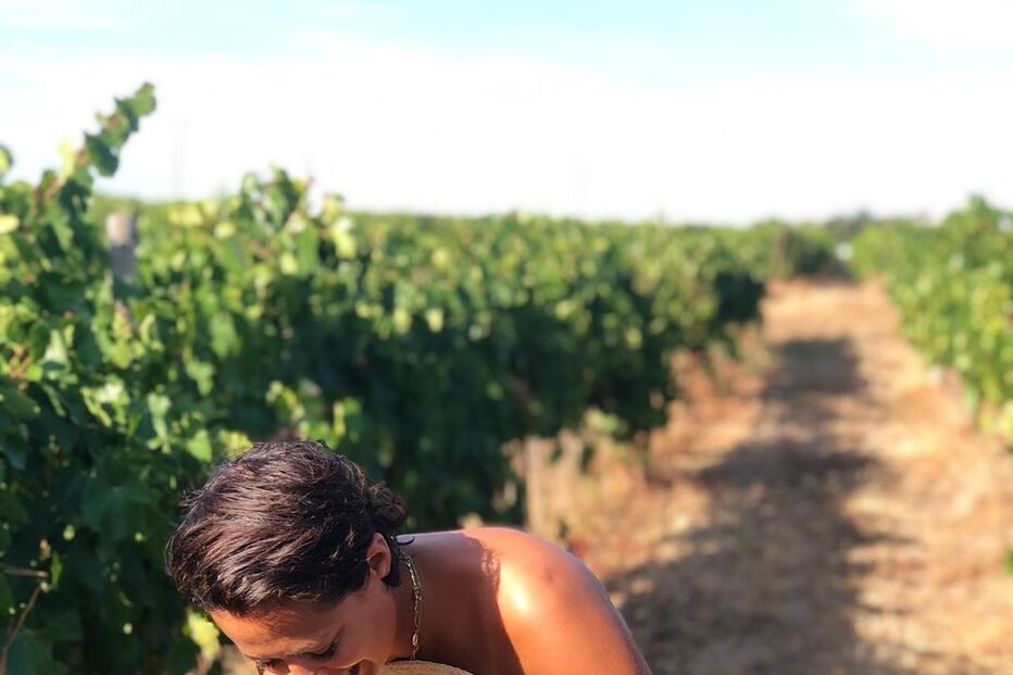 Sofia Ribeiro sensual no meio das vinhas 