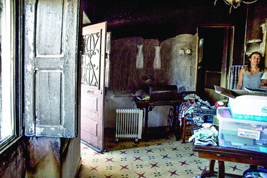 Chamas terão começado na sala e provocaram danos muito avultados  q