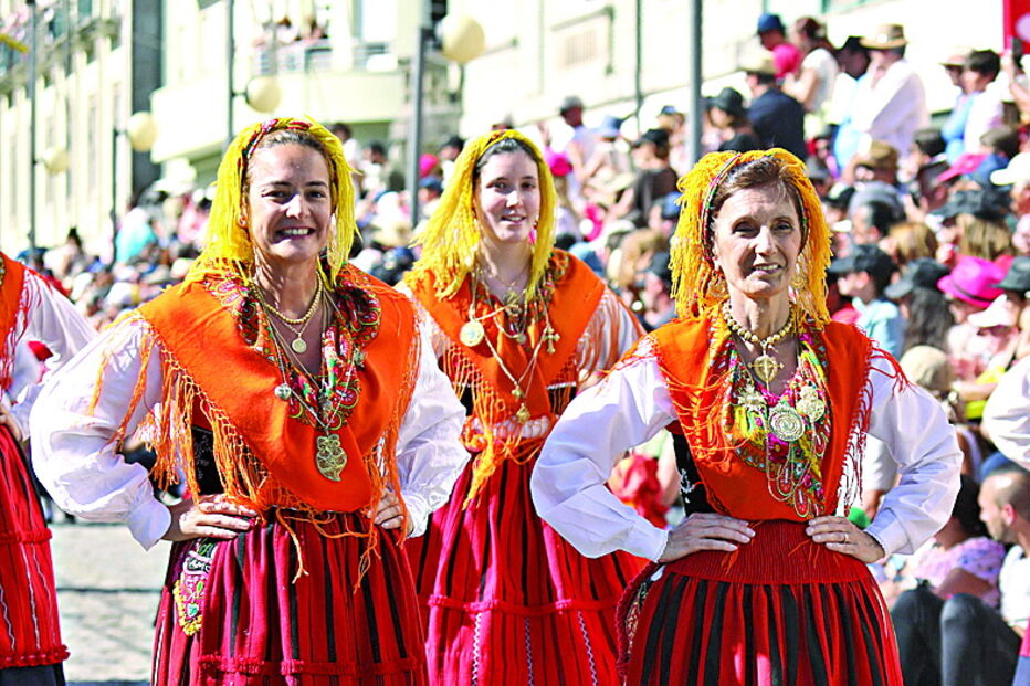 Mordomas exibem trajes e peças de ouro na Romaria da Senhora d’Agonia, em Viana do Castelo