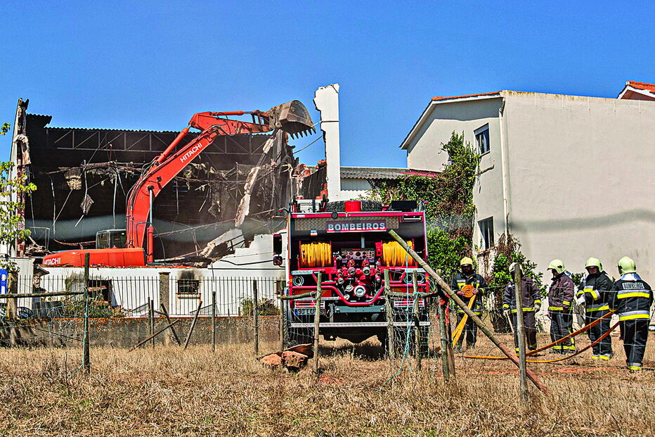 Incêndio destrói salão paroquial em Alcobaça