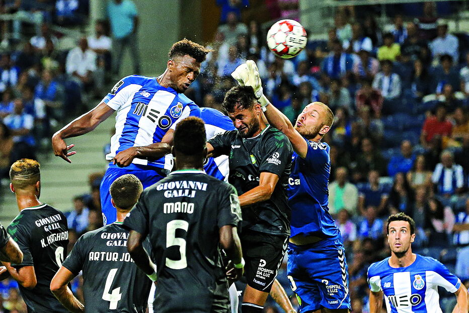 Zé Luís foi um perigo permanente para a baliza defendida pelo georgiano Makaridze