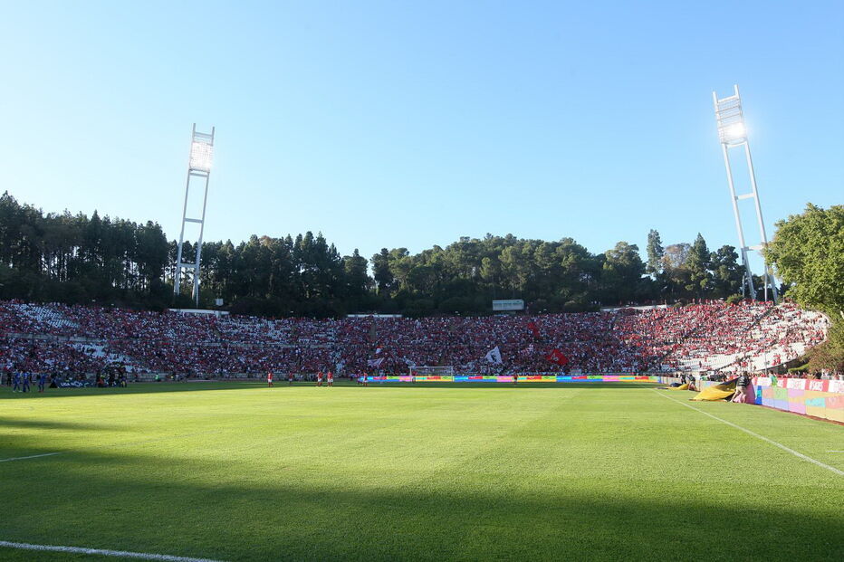 Ninhos de vespas, filas intermináveis e acessos deficientes. Jamor voltou a ser 'pequeno' para tantos adeptos