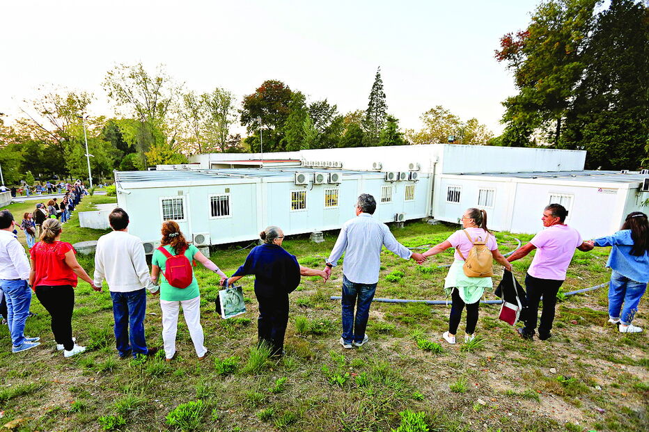 Doentes de Pediatria estiveram durante anos internados em contentores 