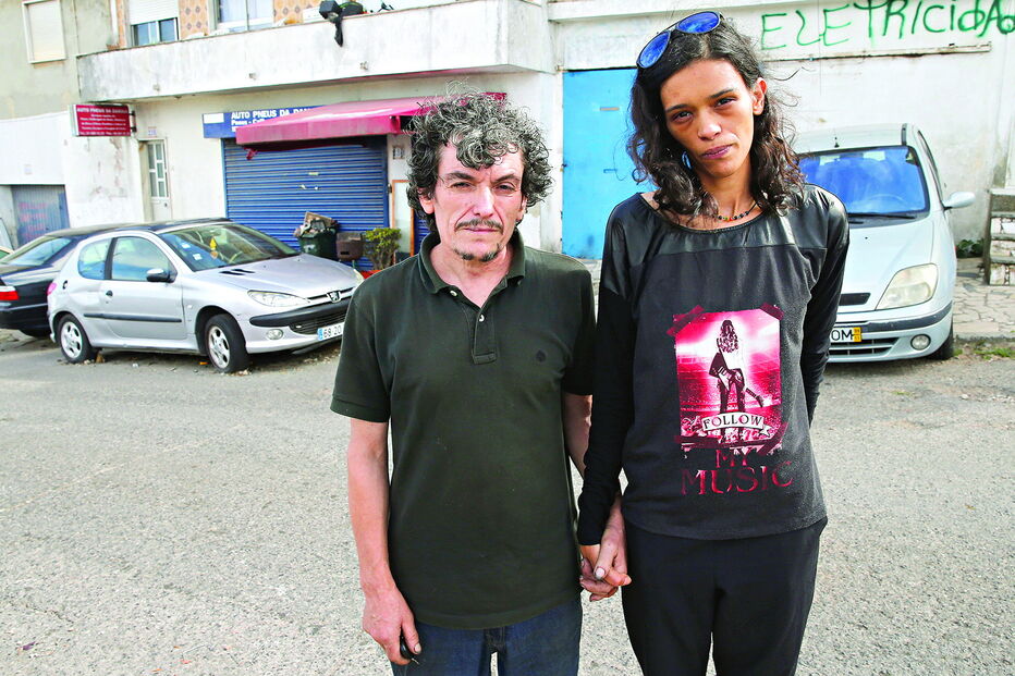 João e Mariana vivem numa garagem da Amadora sem condições