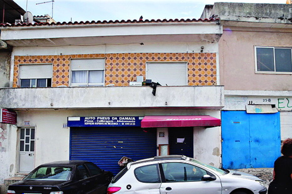 Garagem na Amadora onde a família vive