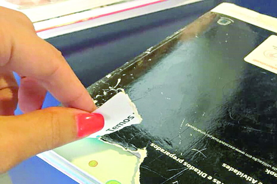 Estudantes recebem manuais degradados 