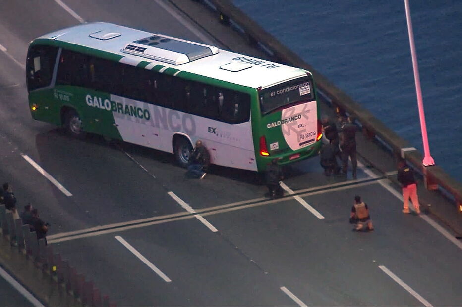 Homem armado ameaça e faz vários reféns num autocarro em ponte no Rio de Janeiro