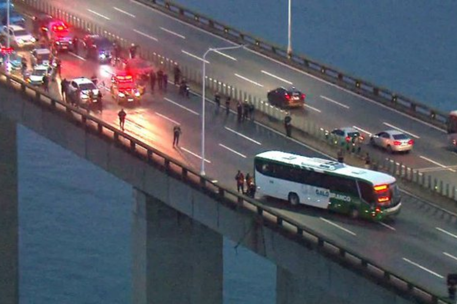 Homem armado ameaça e faz vários reféns num autocarro em ponte no Rio de Janeiro