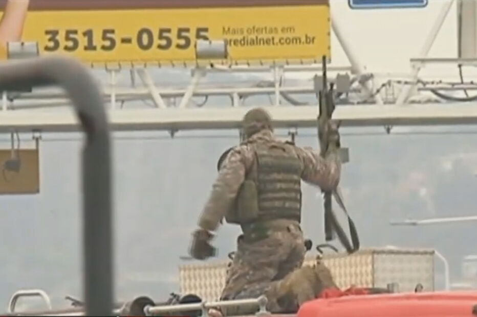 Snipers do BOPE têm na mira homem armado que faz reféns em ponte no Rio de Janeiro