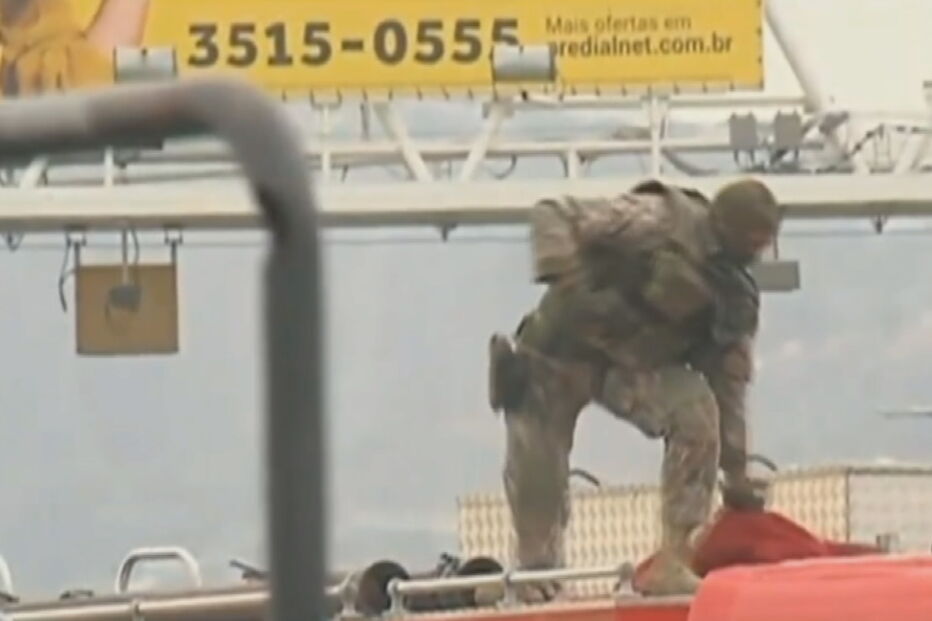 Snipers do BOPE têm na mira homem armado que faz reféns em ponte no Rio de Janeiro