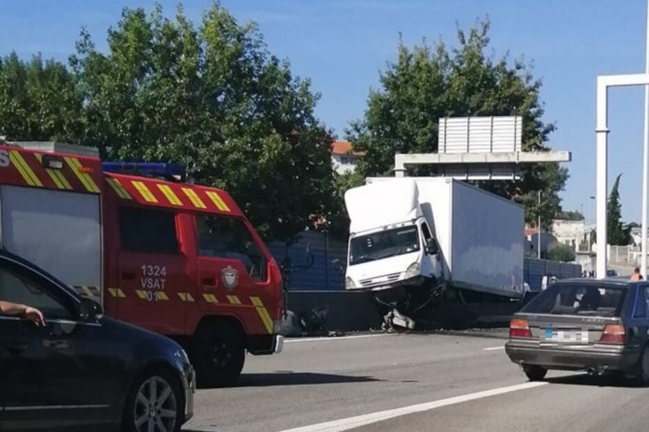 Despiste aparatoso na A43 em Campanhã condiciona o trânsito no sentido Gondomar-Porto