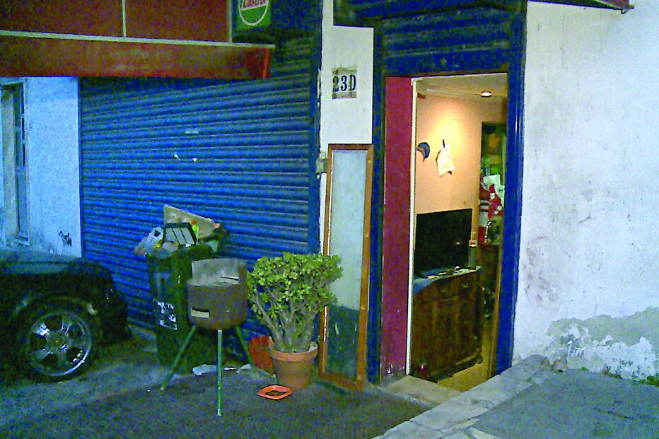 Baratas e lixo em garagem sem água quente para gémeas em bairro da Amadora