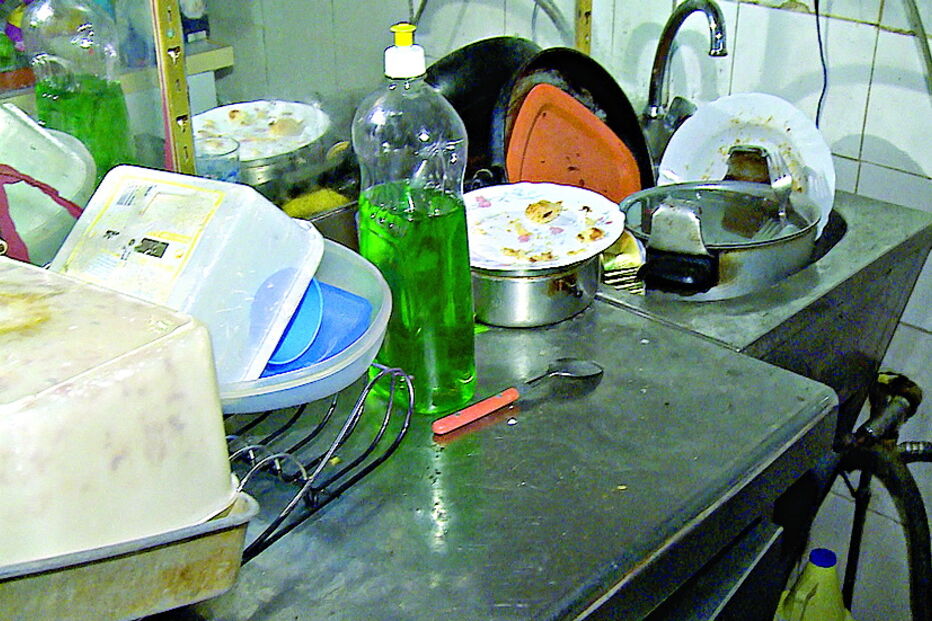 Baratas e lixo em garagem sem água quente para gémeas em bairro da Amadora