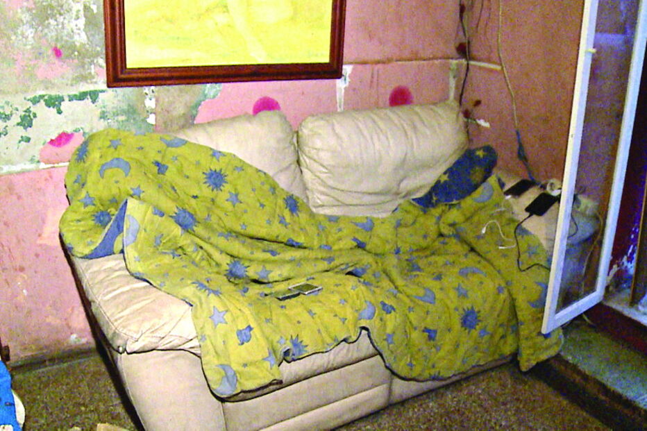 Baratas e lixo em garagem sem água quente para gémeas em bairro da Amadora