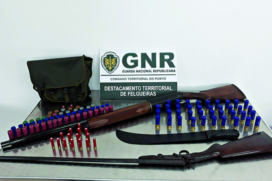 Caçadeiras e munições apreendidas pela GNR ao agressor  