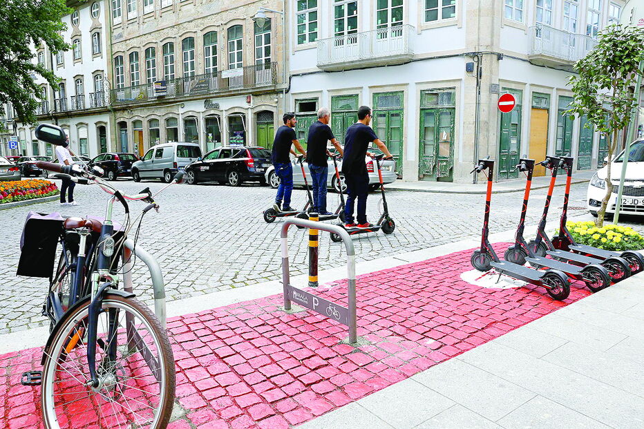 Trotinetas tiram lugares para estacionar carros em Braga 