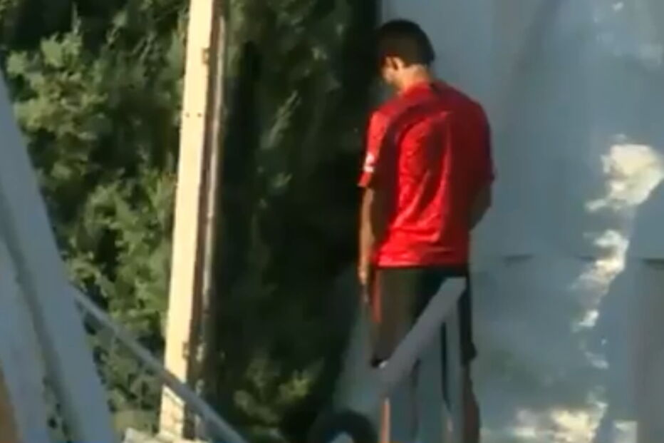 João Félix 'apanhado' a urinar