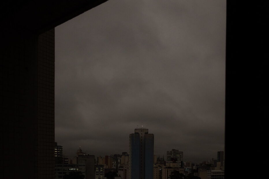 Incêndios na Amazónia fazem cair a noite em São Paulo às 15h00