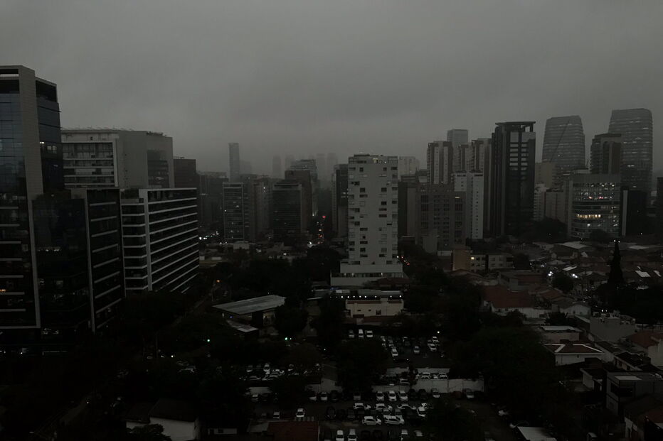 Incêndios na Amazónia fazem cair a noite em São Paulo às 15h00