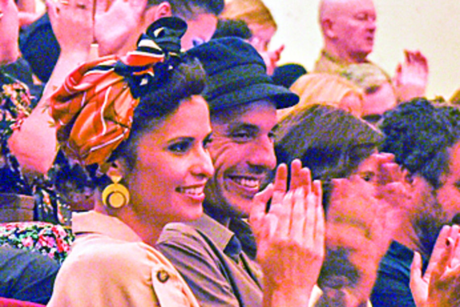 Atriz com o novo namorado na chegada ao Cinema São Jorge, em Lisboa 