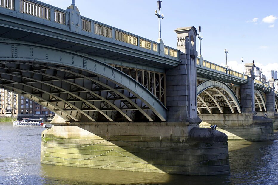 Ponte de Southwark sob o Rio Tâmisa, em Londres