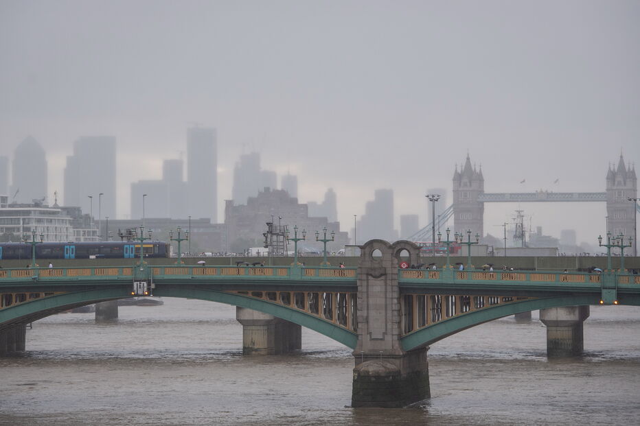 Ponte de Southwark sob o Rio Tâmisa, em Londres