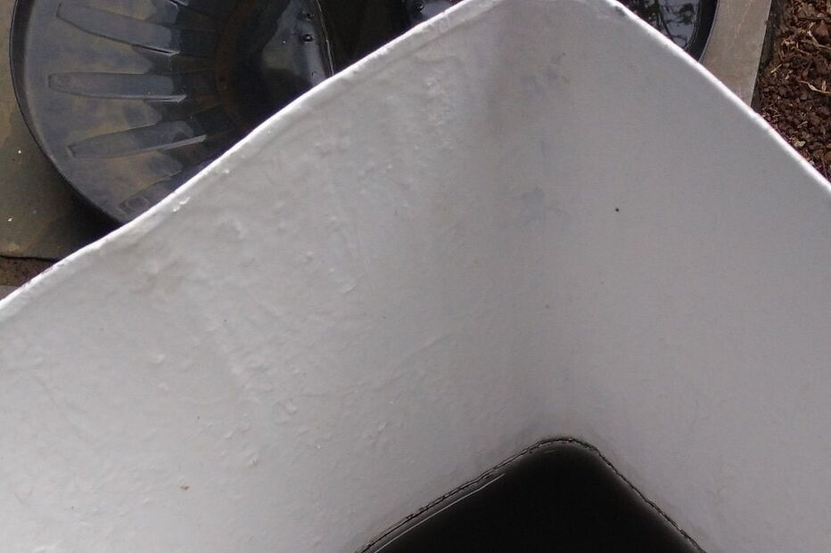 Partículas de fumo fazem cair chuva de água preta em São Paulo