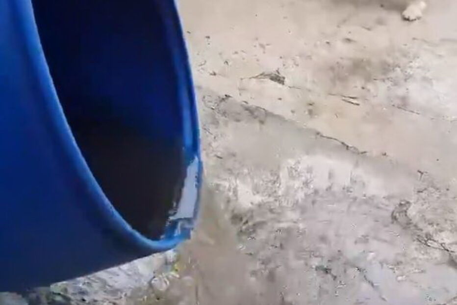 Partículas de fumo fazem cair chuva de água preta em São Paulo