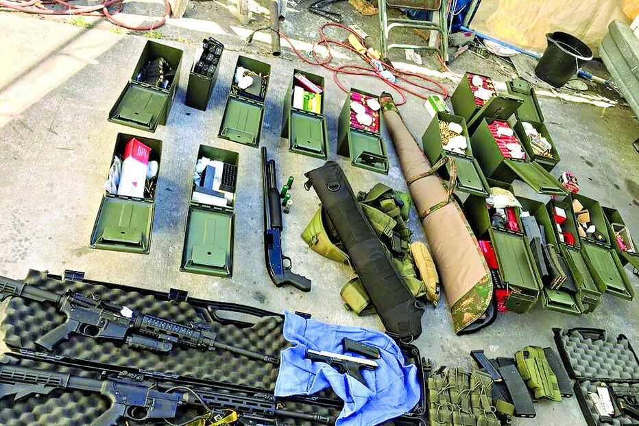 O arsenal que foi encontrado pela polícia em casa do suspeito 