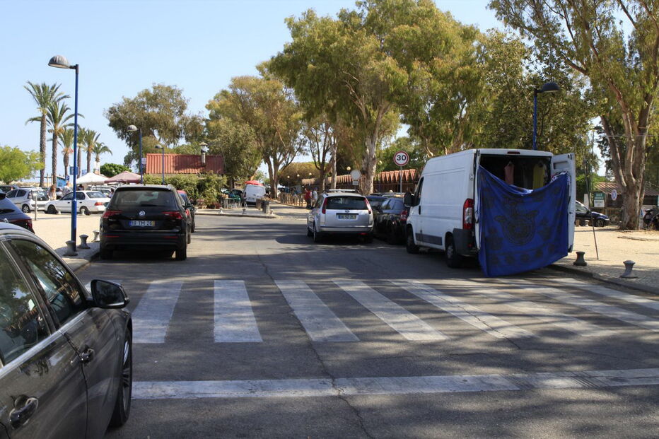 Falta de GNR na Fuseta faz com que muitos carros se mantenham mal estacionados na localidade