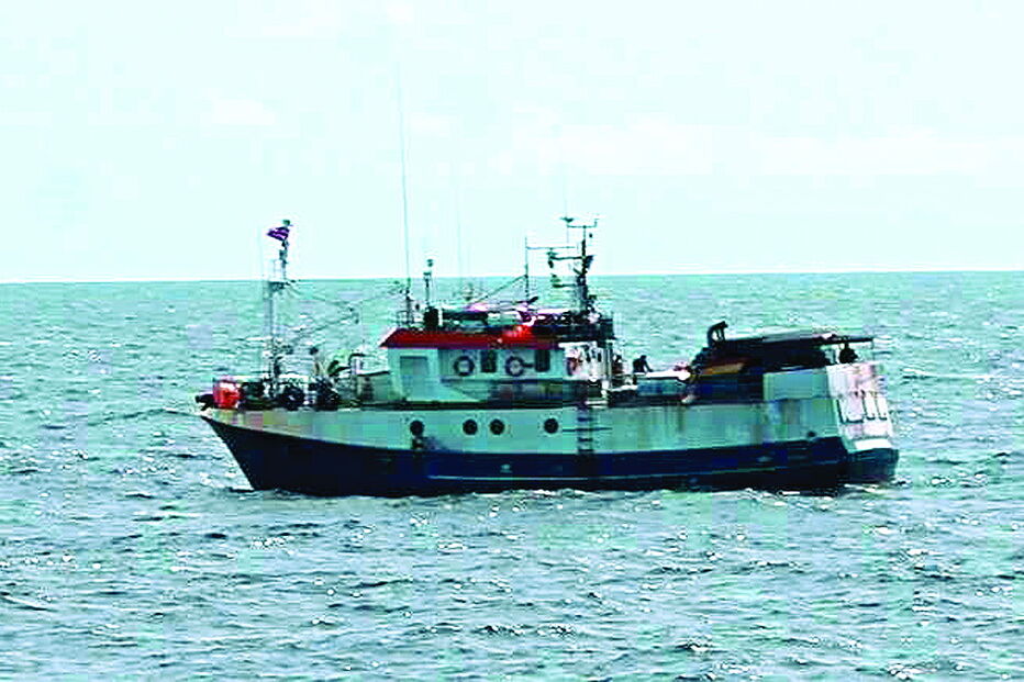 Barco só pode retomar a viagem após pagamento das coimas