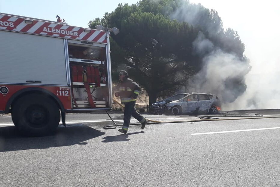 Chamas consomem carro na A1 na Azambuja