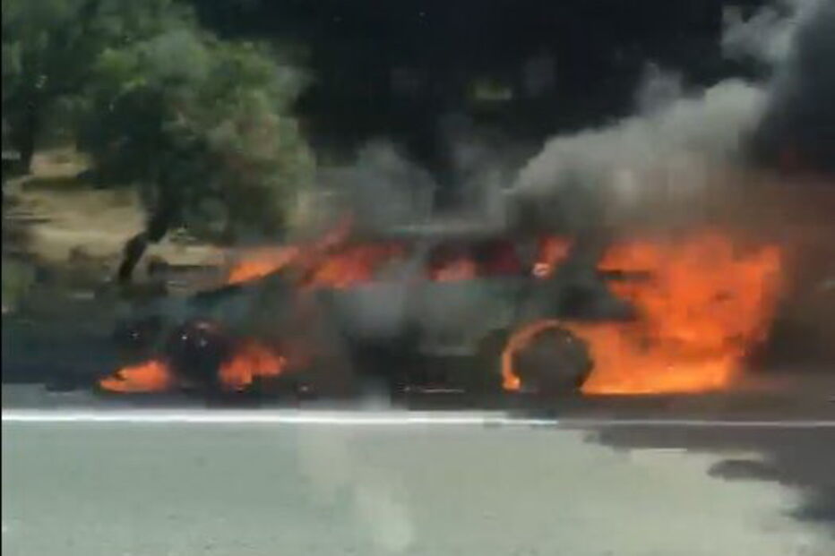 Chamas consomem carro na A1 na Azambuja