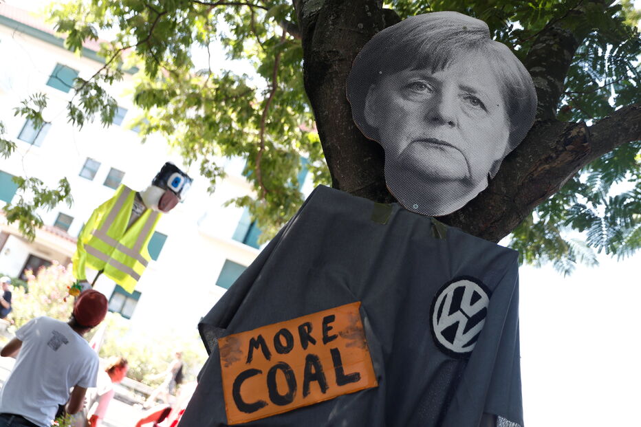 Manifestantes em protestos contra a Cimeira do G7