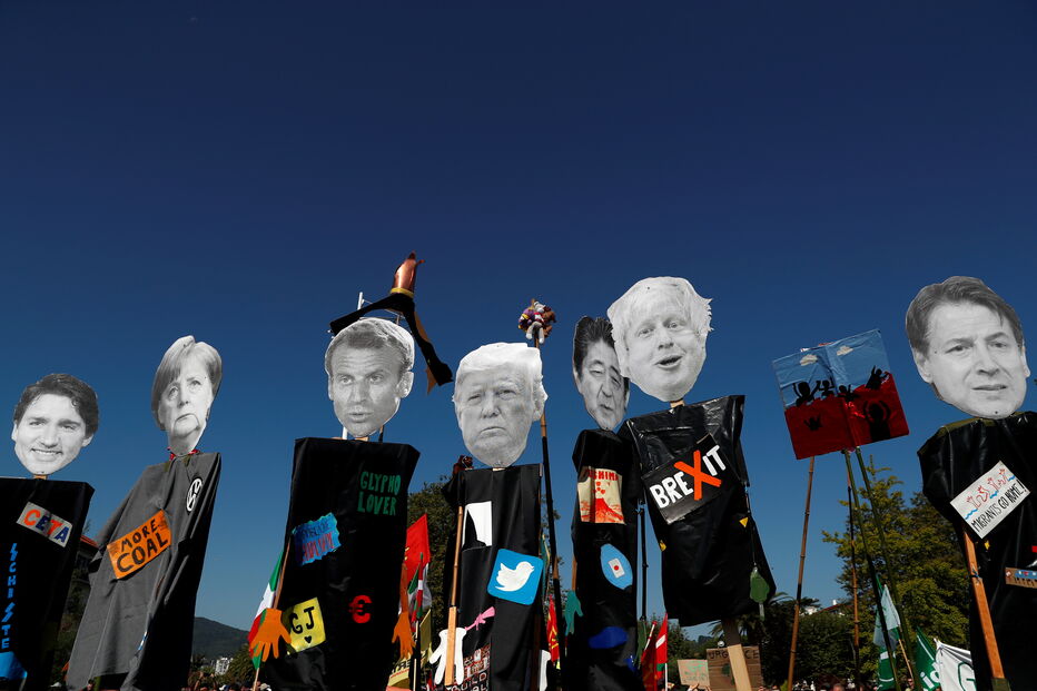 Manifestantes em protestos contra a Cimeira do G7