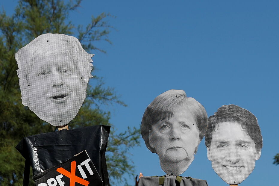 Manifestantes em protestos contra a Cimeira do G7